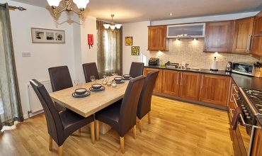 self-catering-kitchen-dining-lp242-02